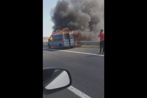 VIDEO – Incendiu pe autostrada Sibiu – Sebeş. Arde un microbuz