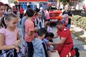FOTO Campania “Un cămin sigur pentru copilul tău! “ a ajuns la Flămânzi. Peste 800 de copii au învăţat de la pompieri cum să-şi protejeze  viaţă