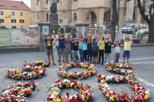 FOTO – Mesaj ”desenat” din flori de profesori şi elevi la Sibiu – Este un SOS pentru educaţie