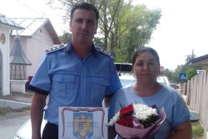 O femeie care a ajutat la găsirea unei adolescente dispărute a fost recompensată de poliţişti