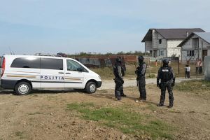 Încăierare între romii din Bălteni. Au intervenit mascaţii