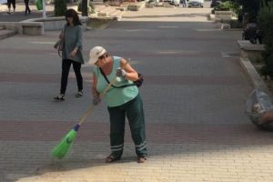 Cea mai experimentată măturătoare din Piteşti are 30 de ani de muncă în domeniu!