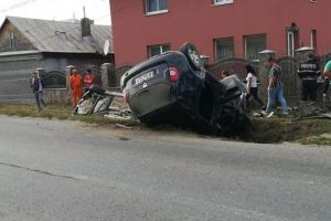 FOTO Accident cu şase victime! Două maşini s-au ciocnit, apoi s-au răsturnat într-un şanţ