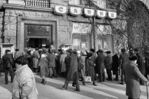 Cum te obliga regimul comunist să cumperi gheare de pui