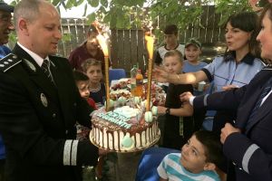FOTO: Aniversare de 10, cadou de la poliţişti pentru un băiat din Ciuşlea