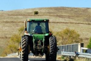 Un tractorist beat din Vlăhiţa a acroşat un autoturism