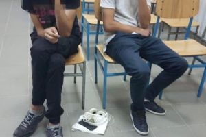 Doi elevi din Piteşti au început şcoala cu un joint!