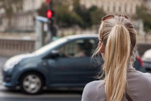Adolescentă acroşată de un autoturism, la Gheorgheni, în timp ce traversa pe o trecere pentru pietoni