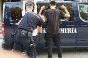 Doi tineri prinşi cu joint-ul lângă o şcoală din Piteşti