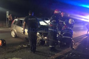 FOTO Accident cu doi răniţi pe un drum din Botoşani! O şoferiţă a intrat cu maşina într-un cap de pod