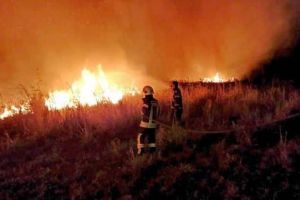 VIDEO: INCENDIU de vegetaţie uscată în Alba Iulia, zona Talcioc. Intervin pompierii