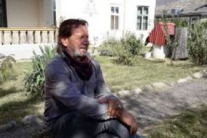 Un arădean cu adresa din buletin „la Castel” locuieşte ca un nobil, având blazon şi costume medievale