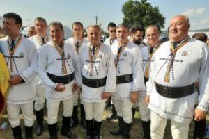 „Voievozii Munţilor” din Vâlcele, în recital la Țebea