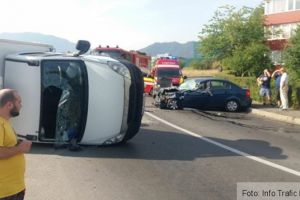 Accident spectaculos între un autoturism şi o autoutilitară, pe strada Minerva