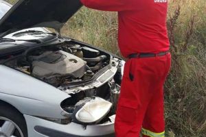 FOTO Tineri răniţi într-un accident, salvaţi de doi pompieri din Botoşani. Angajaţii ISU se întorceau de la Bucureşti