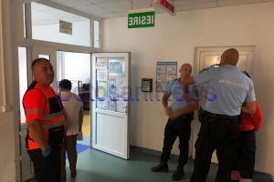 FOTO Scene incredibile în Spitalul Judeţean. Poliţişti şi Jandarmi, mobilizaţi pentru un bărbat intrat cu pistolul în salon