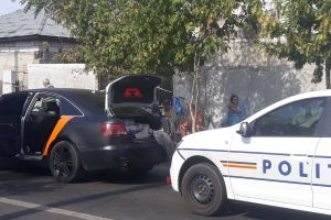 Bărbat ce conducea o maşină burduşită cu ţigări, prins de poliţişti după o urmărire ca-n filme