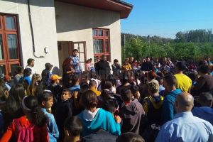 Început de an şcolar la Gulia. Elevii sunt relocaţi la Săndeni până la finalizarea ...