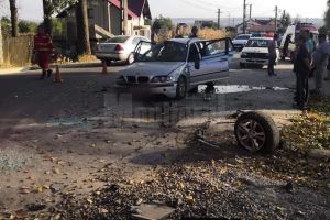 O şoferiţă a pierdut controlul asupra BMW-ului pe care îl conducea şi s-a izbit cu maşina ...