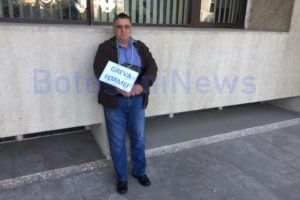 FOTO! Greva foamei făcută de salariatul unei primării din Botoşani în faţa Instituţiei Prefectului