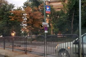 Accident lângă Catedrala Mitropolitană. Bărbat ce traversa pe lângă bicicletă, lovit din plin de maşină
