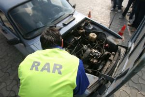 Percheziţii la RAR! Angajaţii înmatriculau maşini peste rând sau falsificând acte
