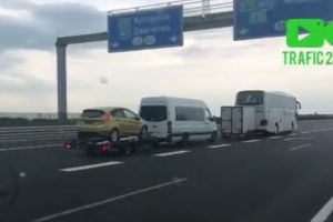 VIDEO. Pericol pe autostradă. Autocar din Satu Mare, surprins în timp ce tracta o remorcă, un microbuz şi o platformă