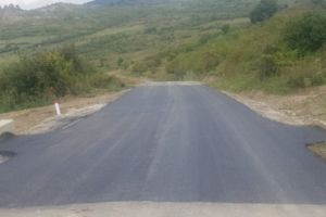 Pe drumul din Șoimoşu Mic s-a asfaltat şi porţiunea lăsată liberă pentru montarea conductelor de gaz