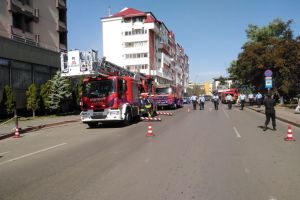 FOTO & VIDEO Desfăşurare impresionantă de forţe în centrul municipiului Botoşani. Mai multe echipaje de poliţie, pompieri şi ambulanţieri, la faţa locului