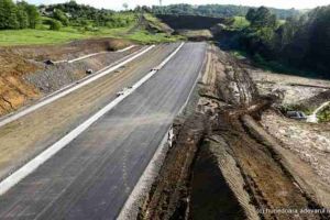 Autostrada A1 Lugoj-Deva, avariată pe lotul 3, deşi nici nu a fost deschisă circulaţiei rutiere