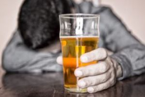 Ca-n filme: Fiind in stare de ebrietate, un baimarean si-a pierdut cartusul de tigari si a alertat politia ca a fost talharit