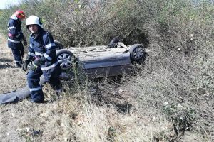 FOTO. Accident în judeţ. O şoferiţă s-a răsturnat cu maşina
