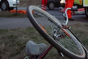 Un austriac a ieşit cu maşina în decor, a acroşat o biciclistă şi a dărâmat un stâlp electric în Sălacea. Femeia a ajuns în spital