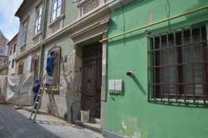 FOTO+VIDEO Primăria Braşov reface, în premieră, faţadele clădirilor istorice care au proprietari privaţi