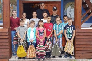 480 de ghiozdane cu rechizite dăruite de Arhiepiscopia Târgoviştei