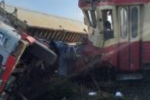 Accident între coloşi în vestul ţării! TIR încărcat cu cereale, lovit în plin de tren