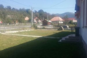 FOTO. ȘTIREA TA| Grădiniţa din Valea Lupşii, fără spaţiu de joacă pentru copii. „Moşul” nu a mai venit cu jucării de aproape 10 ani