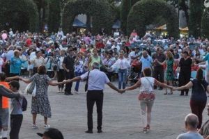 Regal folcloric la Ruga Timişoarei, în Parcul Rozelor