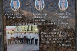 Zetea bate toate recordurile. Si-a glorificat numele si la Sacel. Tot pe bani publici. Imaginea sa apare pe monumentul comunei