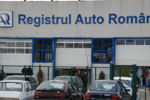 Percheziţii la angajaţi RAR şi poliţişti bănuiţi că cereau mită pentru a falsifica acte. Șpaga ar fi fost lasată în scumieră sau torpedoul maşinilor