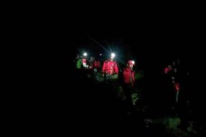 VIDEO. Trei persoane din Ungaria, salvate de Salvamont Alba, din zona Rîmetea, Piatra Secuiului. S-au abătut de la traseul marcat şi au ajuns într-o zonă greu accesibilă