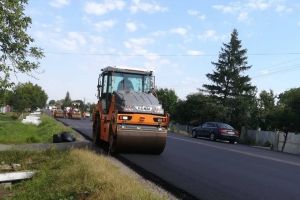 Lucrări pe mai multe tronsoane de drumuri judeţene. Unde se toarnă asfalt!