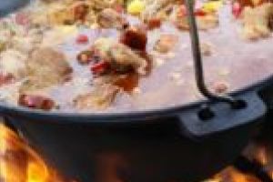 Ceaunele cu gulaş se-ncing într-o nouă ediţie la Măceşti