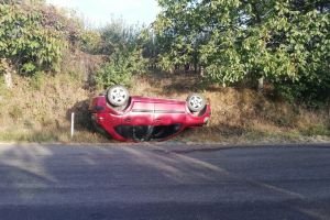 O maşină s-a răsturnat pe Dealul Târgului