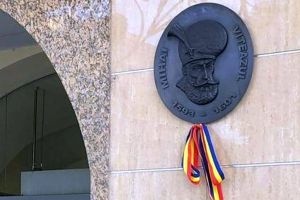 FOTO. Efigia din bronz a voievodului Mihai Viteazu, care a poposit în hanul de odinioară, donată complexului Leul de Aur din Sebeş