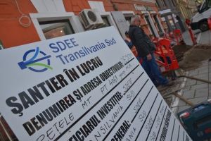 Lucrările de modernizare ale reţelei electrice blochează traficul pe o stradă din Braşov
