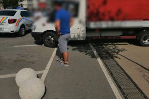 Constanta: A mutat un element de sustinere a unui ornament din dotarea urbana si s-a ales cu amenda