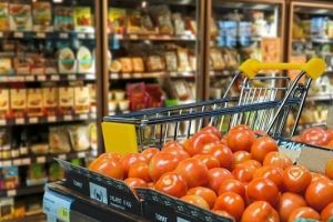 Salarii mai mari pentru angajaţii unui cunoscut supermarket din Botoşani. Ce bonusuri primesc salariaţii