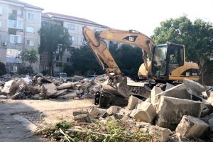 Se demolează iar garaje în Soarelui. În Girocului începe amenajarea primei parcări, în curând