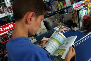”Rechizite şcolare” pentru elevii necăjiţi, o iniţiativă neatractivă şi deşuetă ...